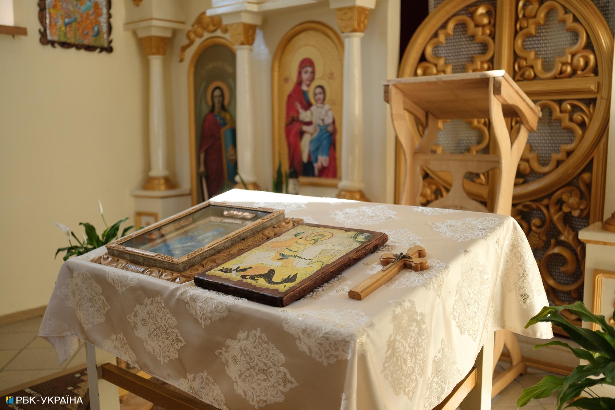 "Я пішов воювати заради паспорта". Репортаж із табору російських полонених в Україні